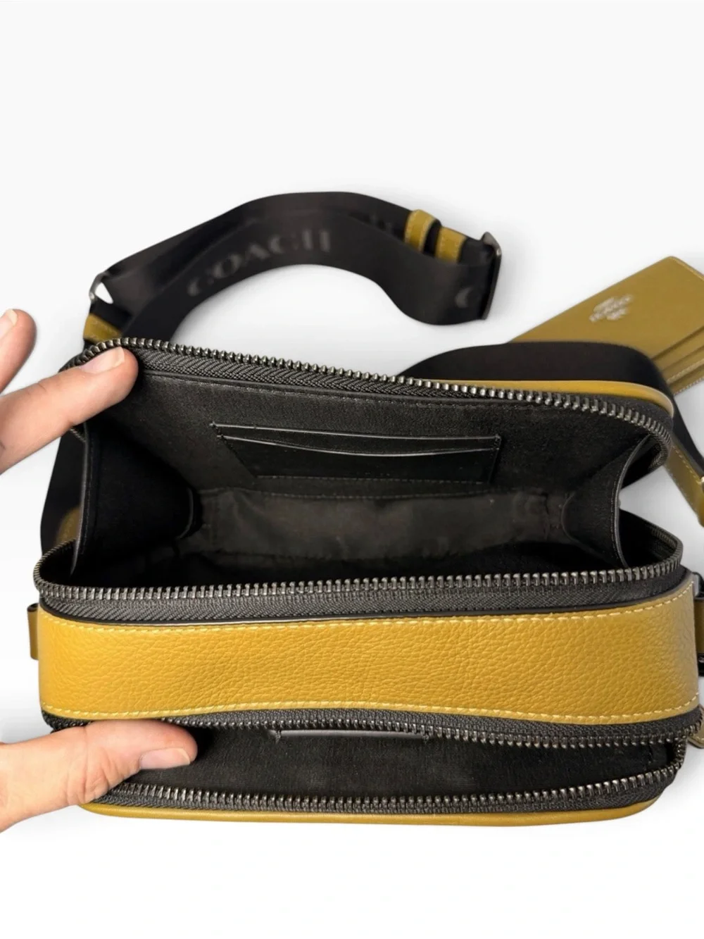Coach Men’s/Women’s Mustard Leather Crossbody with Black Strap and Card Case